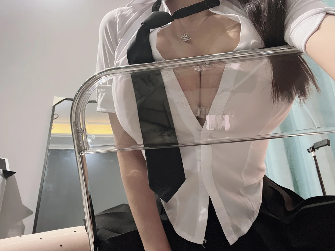 兔宝妮to NO.065 透明椅子OL NO.0000