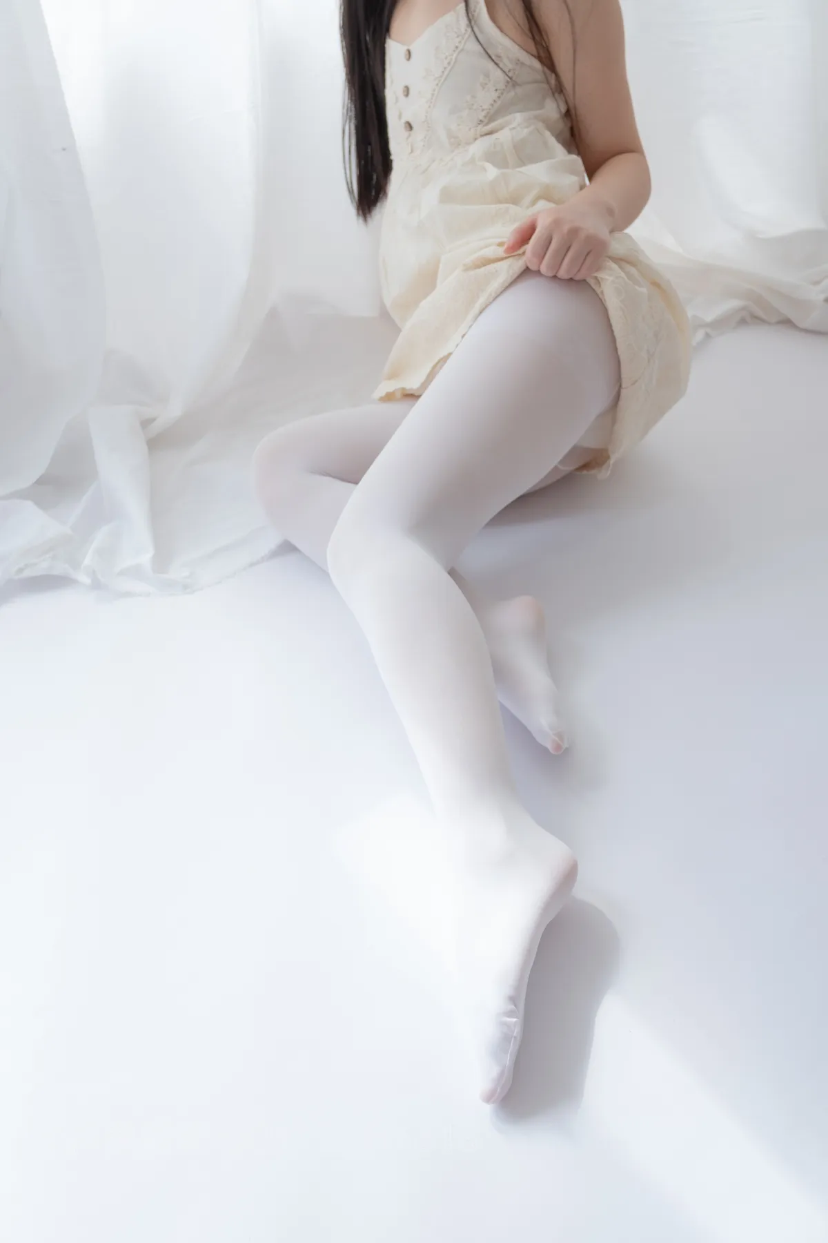 爱花 NO.003 白丝女孩玩美足 NO.0000