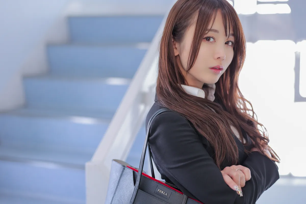 育美 NO.005 与育美学姐意外同住 NO.0000