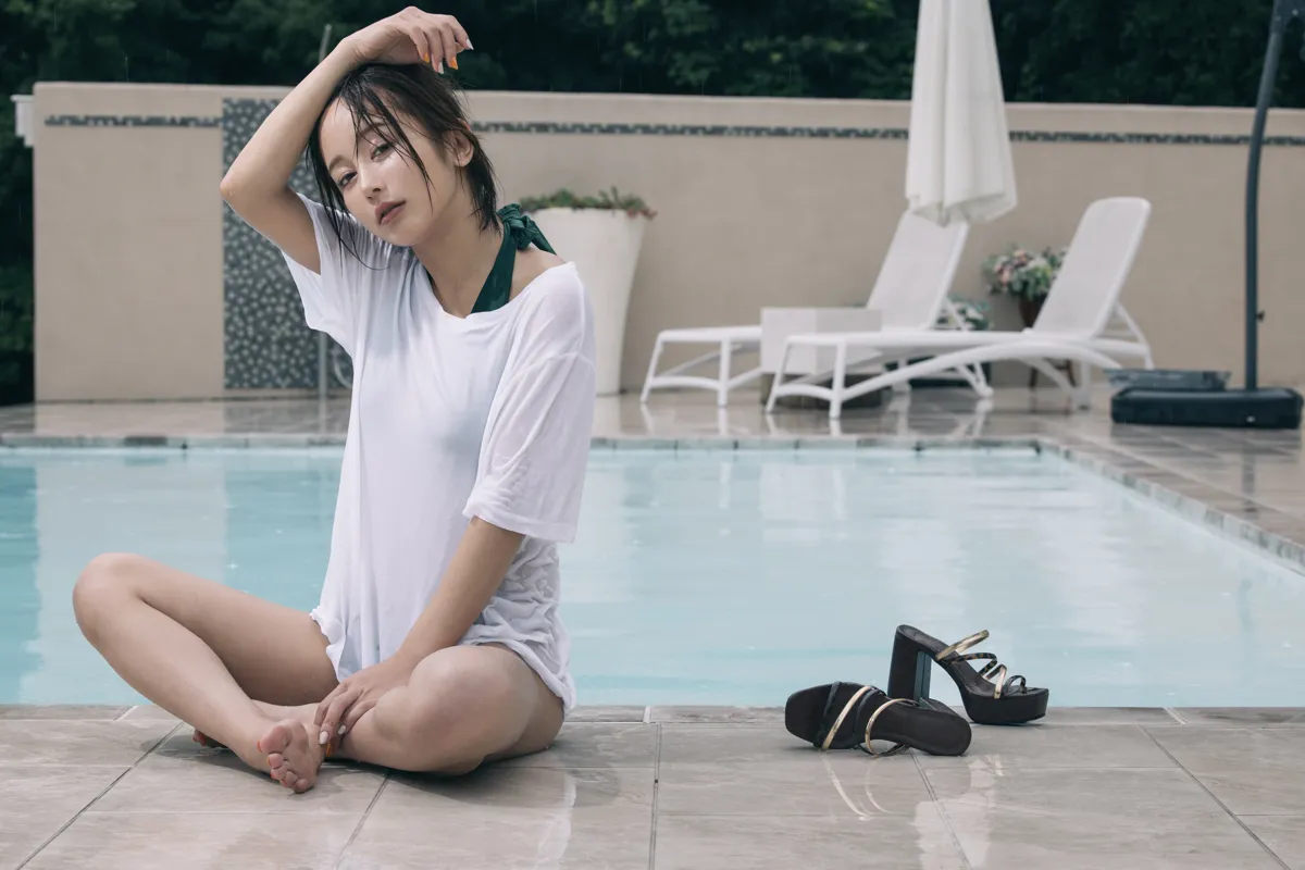 育美 NO.024_002 雨中的泳池很帅气 NO.0000
